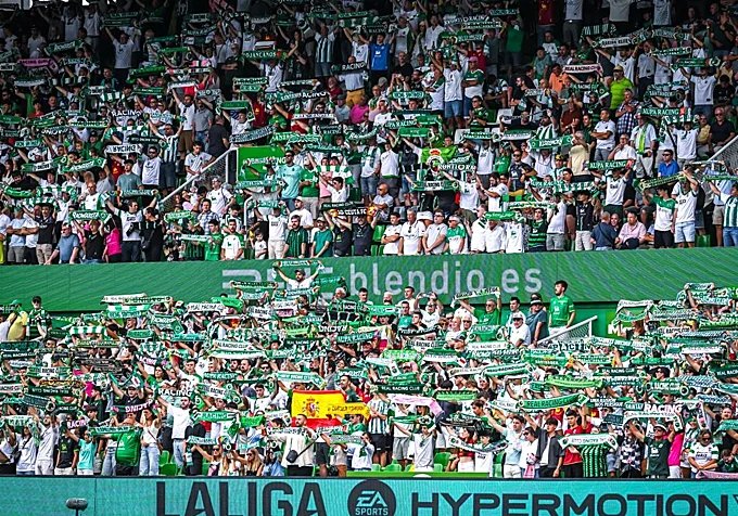 Aficionados del Racing bufanda en mano en una de las gradas.